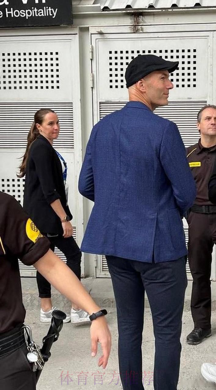 记者：齐达内和夫人现身伯纳乌观看皇马比赛